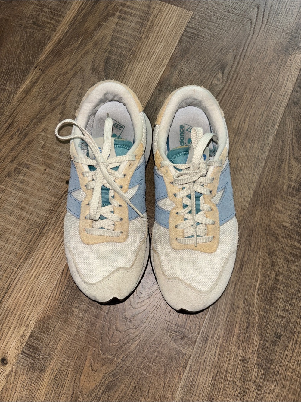 New Balance women’s Sneakers in Cream & Light Blue